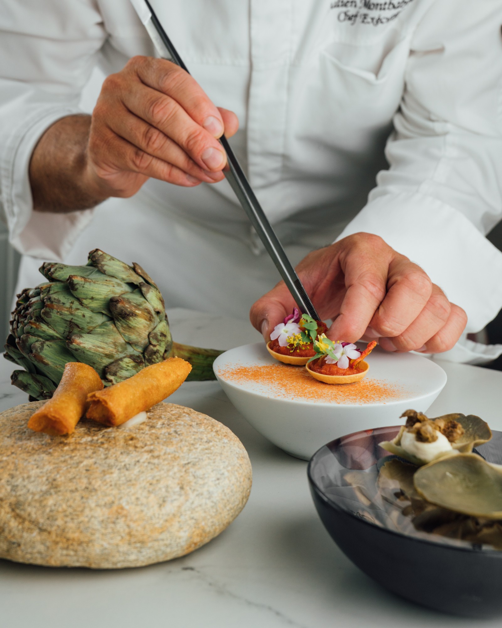 24/Restaurant/Le Monument/A_descorberta_dos_produtos_-_Tartelete_de_tomate_e_flores__Rolo_de_bacalhau_fumado__Alcachofra_e_alcaparras.jpg